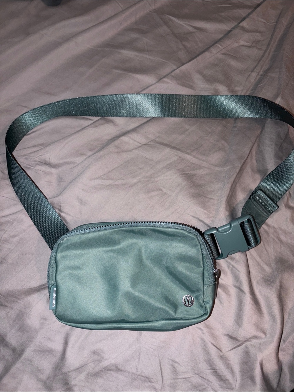 Lululemon everywhere belt bag in army green